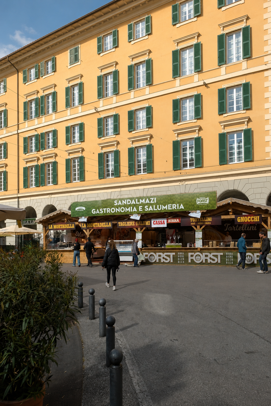 Stand Sandalmazi in piazza alla Festa degli Alpini di Genova