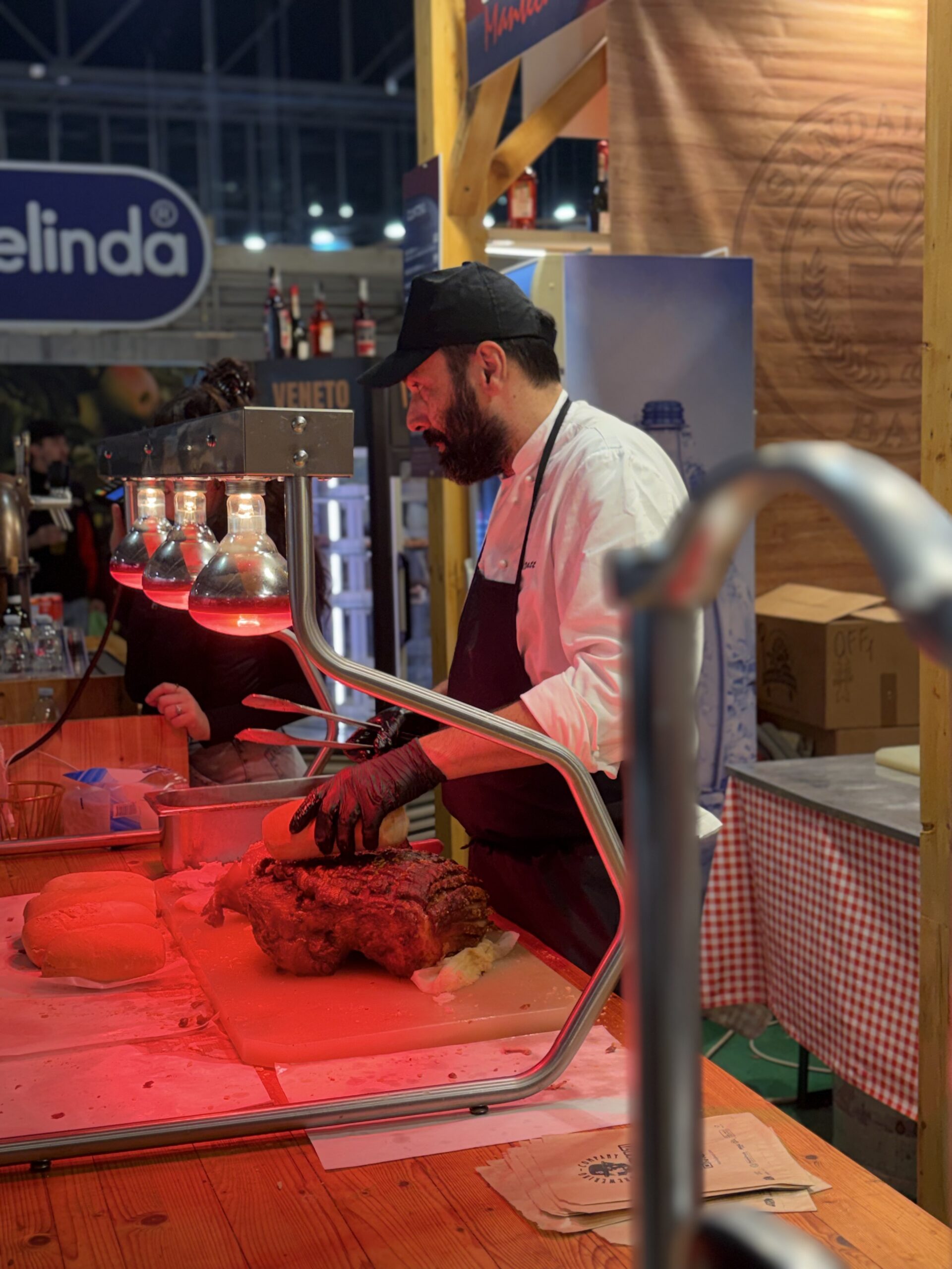 Cuoco al banco Sandalmazi alla Fiera dell'Artigianato