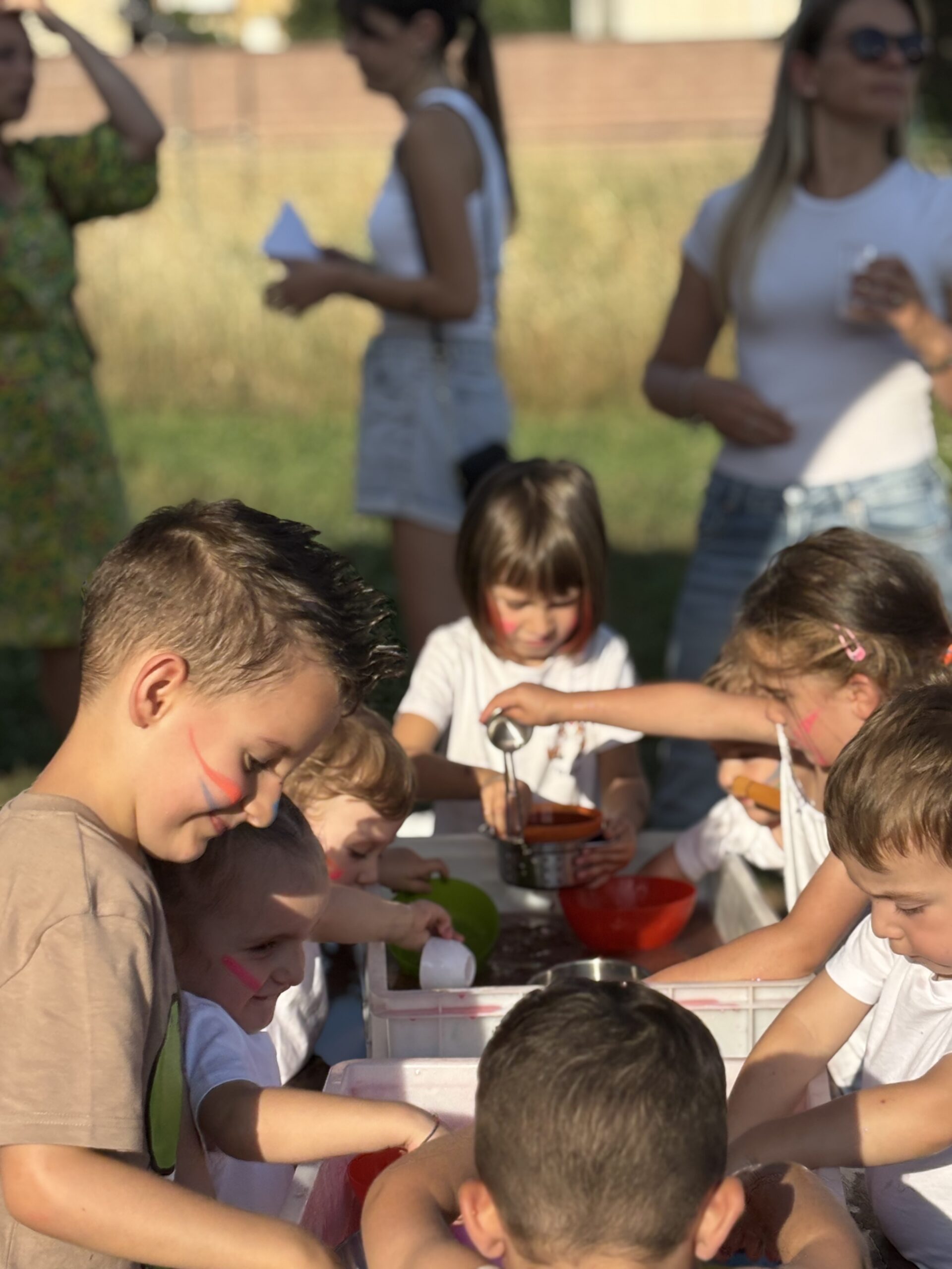Bambini intorno a un tavolo durante una festa