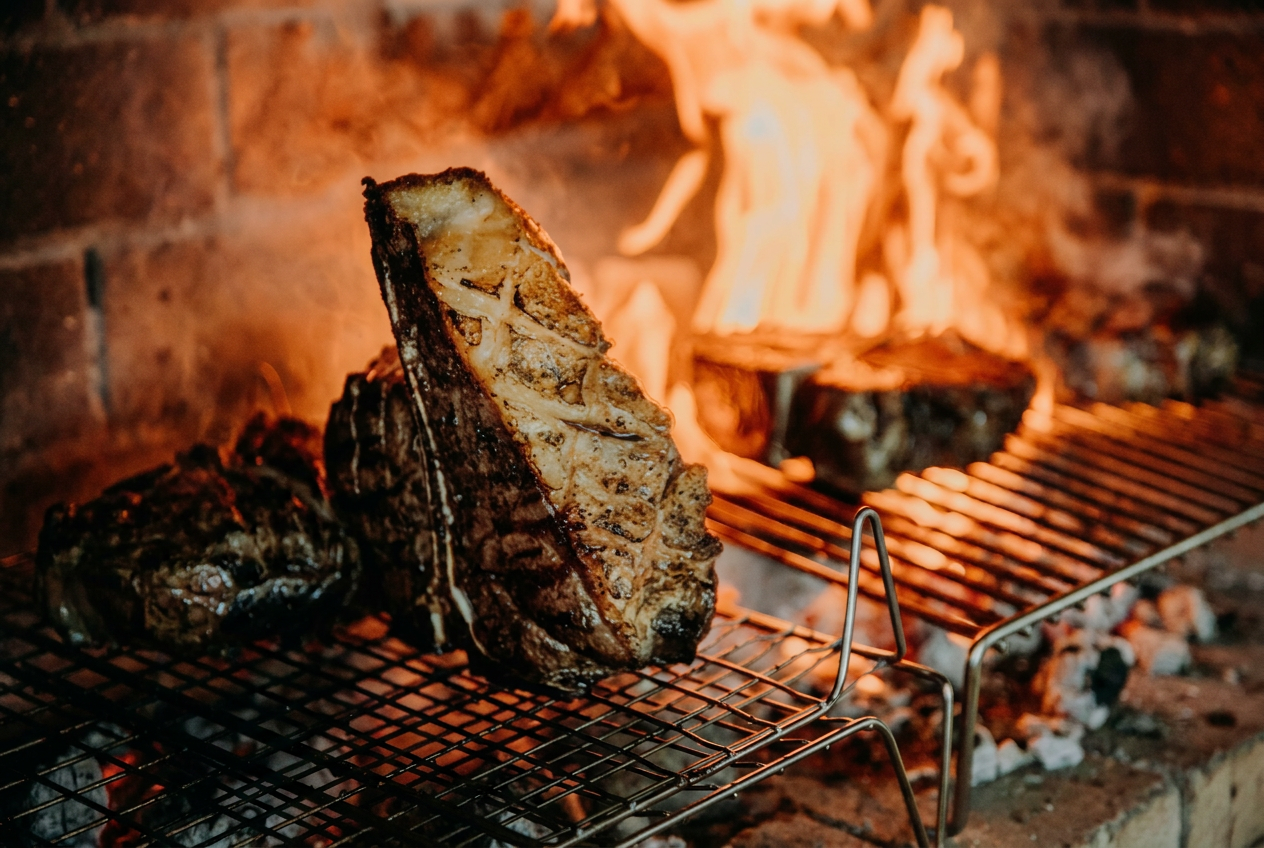 Bistecca con osso sulla griglia tra le fiamme