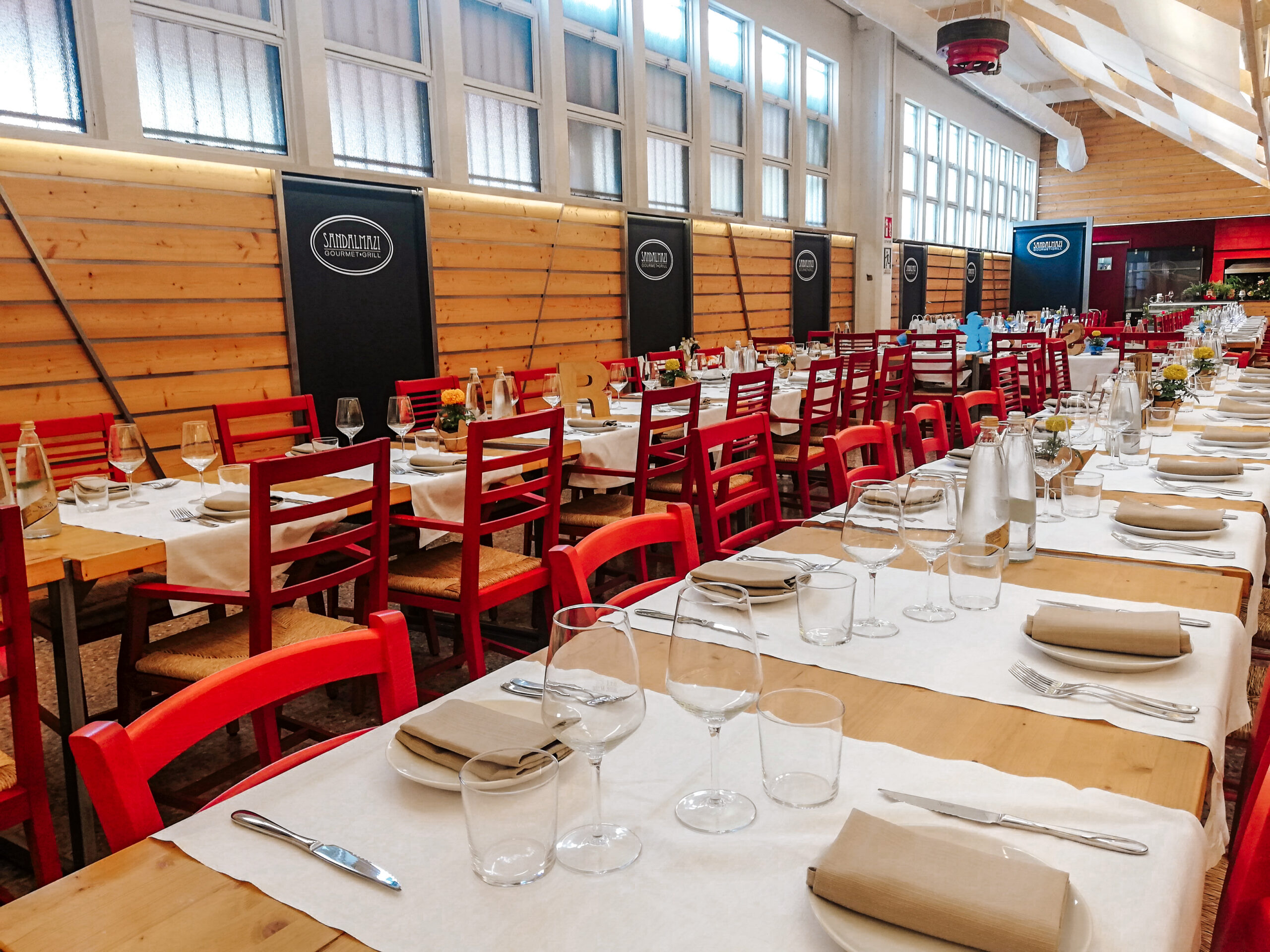 Sala del ristorante nel birrificio Sala del ristorante con sedie rosse e tavoli apparecchiati