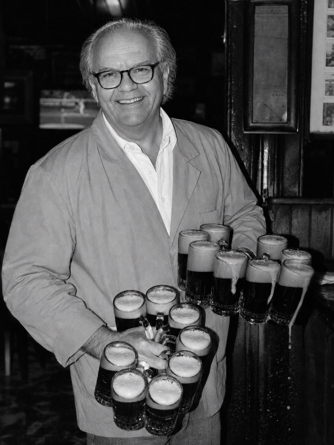 Fondatore di Officina della Birra Il fondatore di Officina della Birra con un vassoio di boccali, foto in bianco e nero