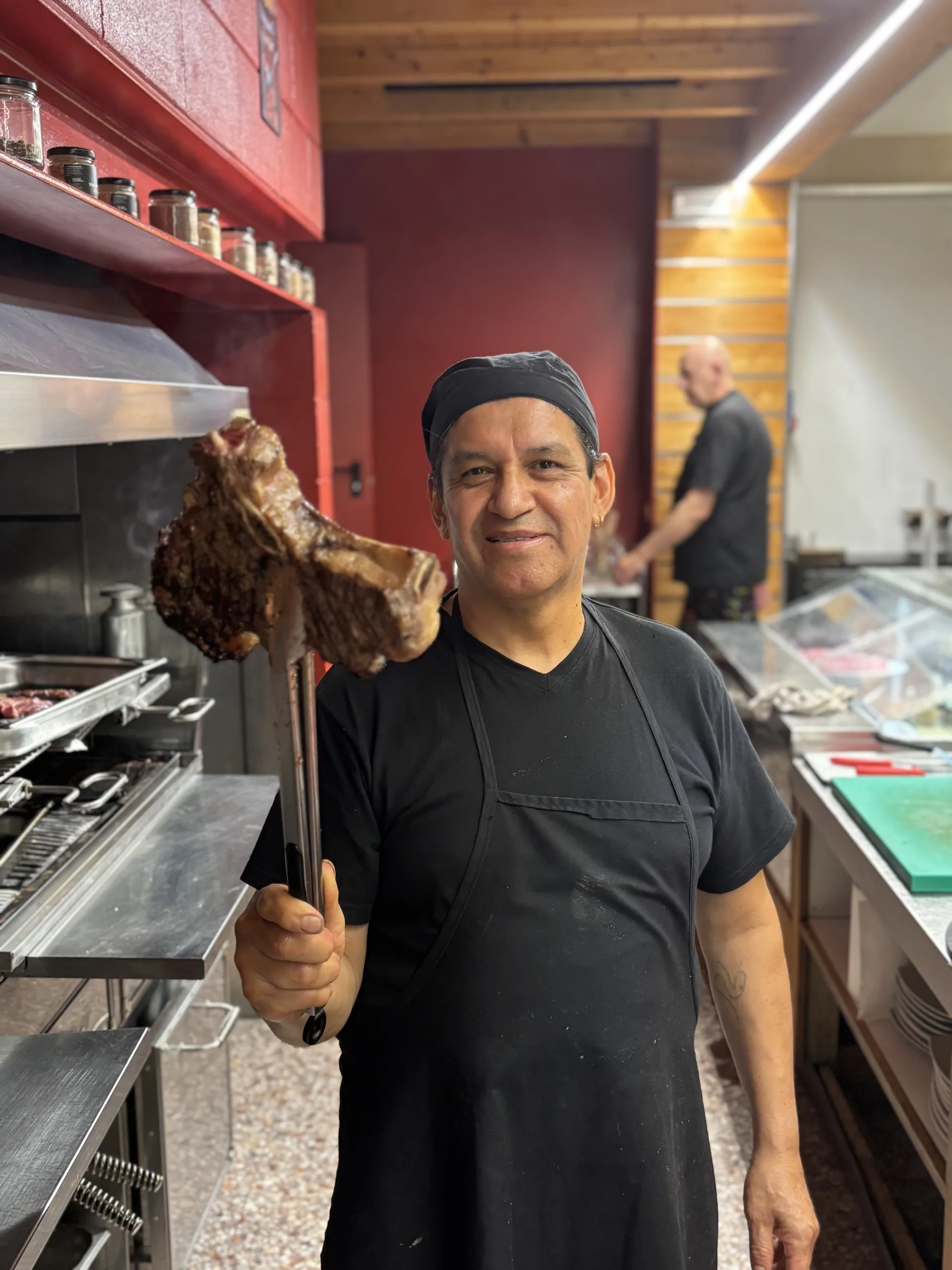 Lo chef mostra una T-bone in cucina